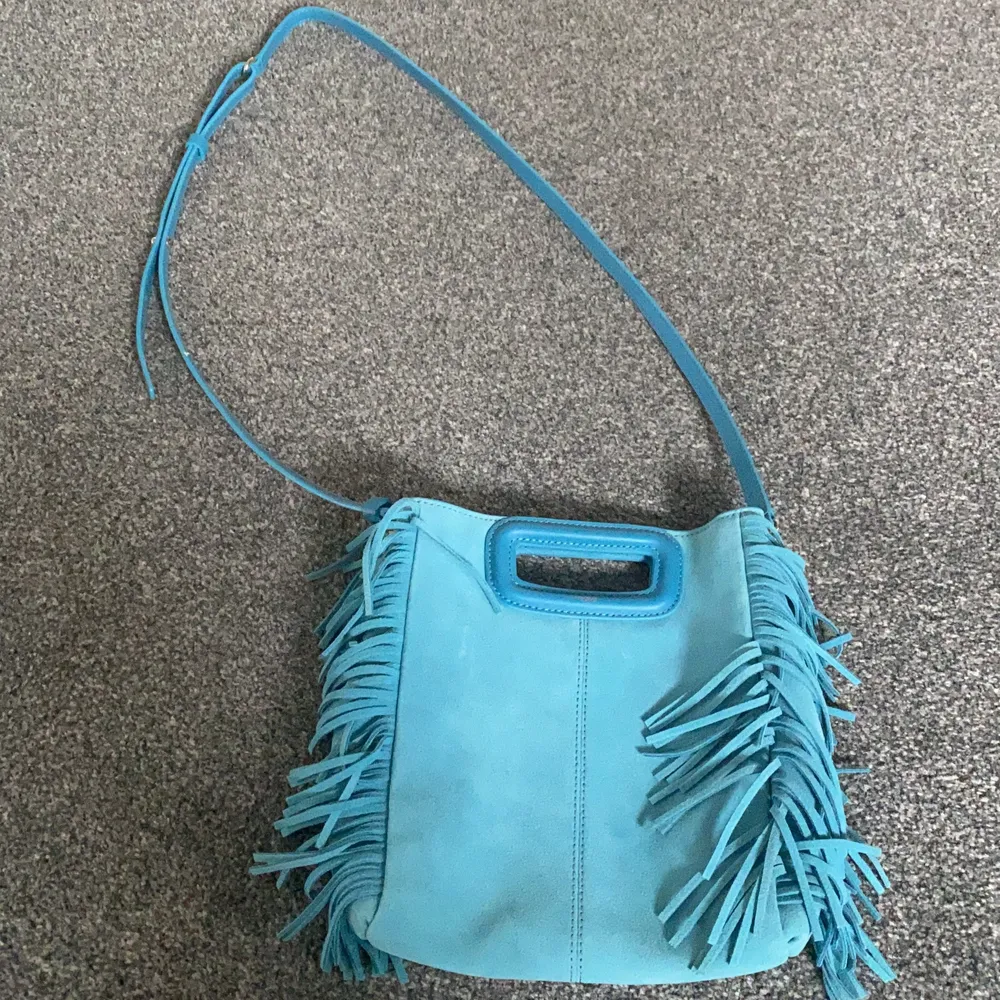 Jag säljer nu en maje väska i en väldigt fin ljusblå färg. Väskan är sparsamt använd.. Väskor.