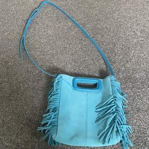 Jag säljer nu en maje väska i en väldigt fin ljusblå färg. Väskan är sparsamt använd.
