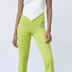 Zara jacquardbyxor//tights!  - Skitnsnygga gröna tights från Zara som är aningen för små för mig. Använda typ 3 gånger! 