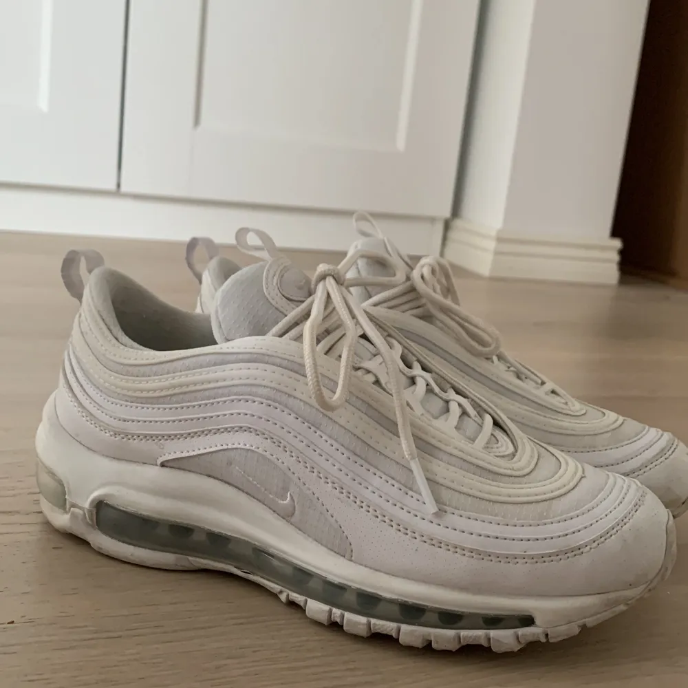 Intressekoll på mina air max 97:or som är använda max 3 gånger. Stått i en byrå i ett år och kommer inte till användning, tråkigt de dem är as feta! Säljer endast vid ett bra bud. Köpta för 1200 kr men ligger just nu på 1450! Unisex!. Skor.