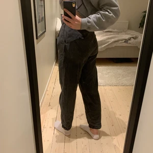 Svarta jeans med insydd midja - Bra skick, smal i midjan och lite korta i benen för mig (170cm). Vida i benen.