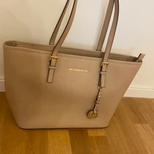 Michael kors väska, nude/beige  - Michael kors-väska, nude/beige, naturligtvis äkta, kan mötas/ eller skicka mot spårbar frakt   