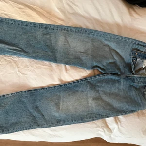 Levis ribcage high waist  - Waist 25 längd 29, rätt använda men inte ett dugg slitna förutom längst ner i benen då det är trådigt 