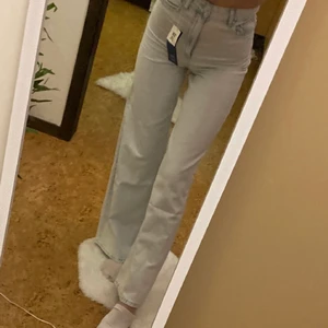 Byxor - Säljer dessa fina byxor som är ifrån berskha men köpt här på plick. Jag har aldrig använt dom, inte hon jag köpte av heller, lapparna är alltså kvar och dom är som nya. Säljer då dom tyvärr var för stora för mig😞lånade bilder!!!, hon på bilden är ca 170 lång men dom går såklart att klippa om man vill de. Säljer dom för 120+ frakt, priset är dock diskuterbart vid snabb affär❤️❤️ hör av er vid frågor/ fler bilder
