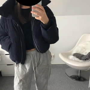 Vinterjacka - Säljer denna jättefina vinterjackan🥰 Den är marinblå med manchestertyg, tjock och skön, perfekt nu till vintern. Jag har använt den några gånger förra vintern men inga skador och den ser ut som ny. Den är storlek M men passar mig som har xs-s och skulle passa mycket större också. Den har även spännband där nere ifall man vill ha den kort. Skriv för fler bilder eller frågor:) pris kan diskuteras, nypris 700kr