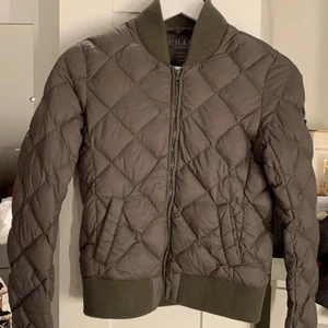 Hollies Jacka - Dunjacka från HOLLIES. Något mer grön än på bilderna. Säljs ej längre, gott skick! Strl S, men passar XS också.