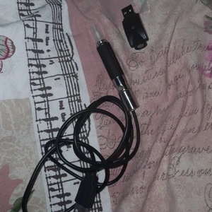 El cigarett/ vape - El cigarett man antingen stoppar in i en adapter eller in i datorn för att röka. Laddare och en xtra förbrännare medföljer, vill man ha en xtra laddare, fler förbrännare samt smak kostar det xtra