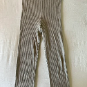 Ribbstickade leggings H&M - använda en gång, är lite för långa i benen för min del, passar storlek s/m bäst, inte särskilt utsvängda, nypris 200