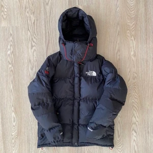 Vintage The North Face puffer - Säljer nu min North face puffer som jag använde förra vintern, Den  passar storlek S och är i väldigt bra skick förutom några små flaws. Den har en luva som går att packa in i kragen och är vattentät