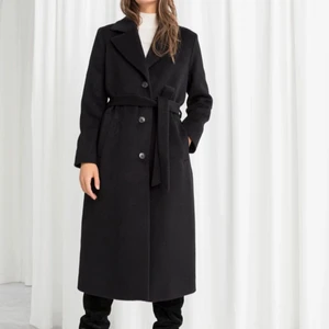 Svart kappa från & Other Stories - ***första bilden är lånad från & Other Stories pinterest*** Svart kappa från & Other Stories, i relativt bra skick men rätt använd! Älskar den, går att matcha till allt. I strl 32 men skulle säga att den känns som 34, då den är lite oversize. ❤️ kostar mellan 1700-1900 på nypris!