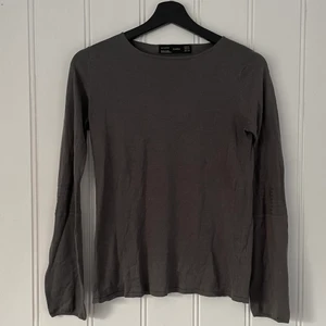 Zara tröja ❤️ - Snygg tröja i tunnare modell från Zara ❤️ Storlek M men tycker den är lite liten. Passar nog bäst på S eller S/M. Inte mycket använd, lite nopprig. Fin!