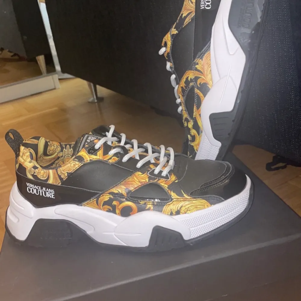 Äkta Versace skor i strl 40. Köpta för 2200 säljs för 1200 skriv för mer bilder !! Både låda till skorna och äktehetsbevis finns 🌟 . Kengät.