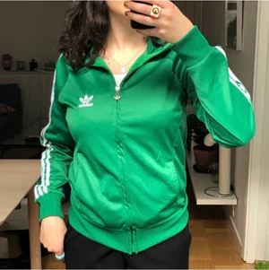 Adidas zipup - En Adidas zipup som jag har köpt här på Plick, men som tyvärr inte är min stil längre 💚💚 Det är en L men sitter som en stor S💚