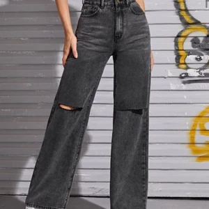 Svarta mom jeans från SHEIN strl S - Lite stora vid midjan, (inte min bild) lite för stora för mig vid benen. Original piset 200. Använt 2-3 ggr 