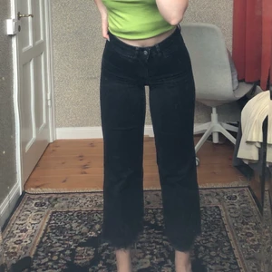 Svart vida jeans! - Fina svarta vida jeans! De har slitningar längst ner på byxan och är i culotte modell. De har fina unika fickor längst fram och är höga i midjan! Relativt använda men inget fel på de alls!