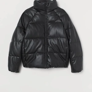 Puffer jacka från hm ✌🏾 - Hej säljer denna jacka eftersom den inte kommer till användning. Har använt jackan några gånger men den är fortfarande ny. Köparen står för frakt 💞 Ps : fler bilder vid kontakt ✌🏾. Köp direkt för 600kr