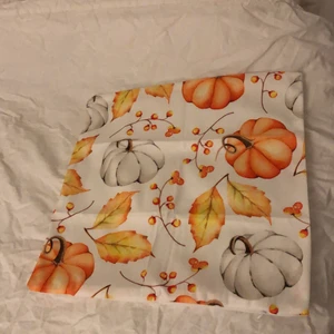 kuddfodral med pumpor🧡 - jättefint kuddfodral till hösten, 45x45 cm. säljer pga att de inte kom till användning (köparen står för frakten)🤍