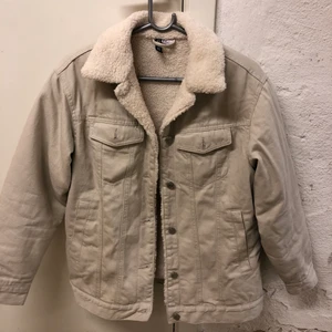 Jacka från H&M snygg passform - Säljer då jag inte använder den längre, cirka 5 månader gammal. Knappt använd. Bra skick och väldigt varm, känns inte som en XS mer S 