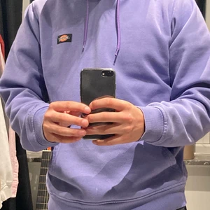 Dickies Hoodie - Säljer nu min lila Dickies hoodie i storlek xs eftersom jag nu växt ut den. Passar upp till storlek 170.