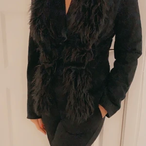 Svart Jacka - Jacka med detaljer, använd ett fåtal gånger, från mango