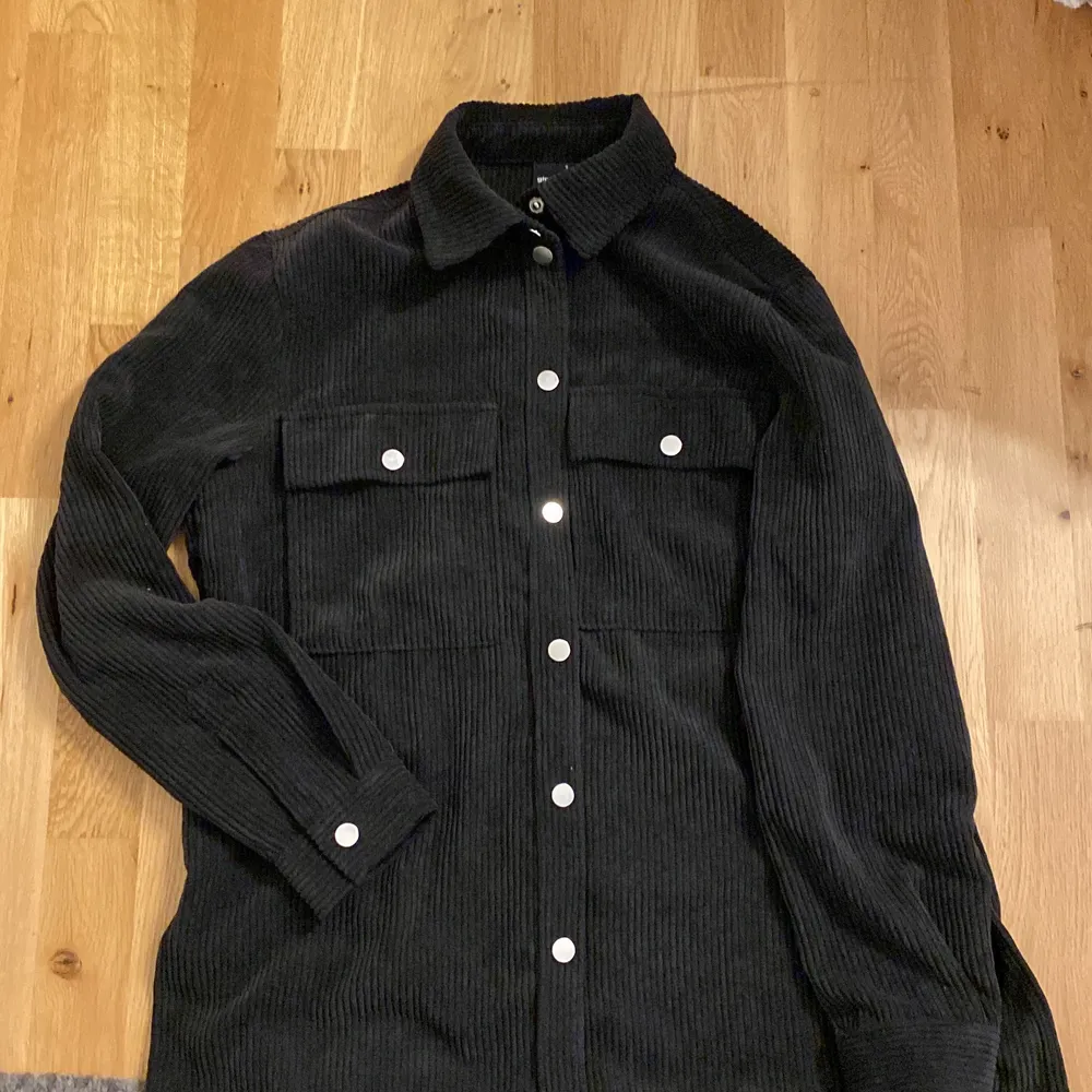 Skjort jacka från Gina tricot i storlek S i bra skick, säljer för att den inte längre används. Skjortor.