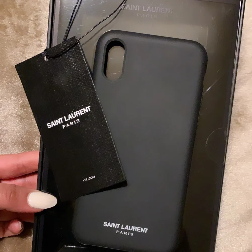 Svart, stilrent äkta iPhone skal i silikon från Saint Laurent för XS modellen. Köpt på hemsidan, skickas med boxen den kom i, taggen sitter kvar på boxen. Slutsåld överallt. Använt fåtal gånger. Säljs pga inköp av ny mobil. . Accessoarer.