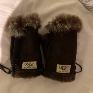 UGG torgvantar  - Super mysiga torgvantar från UGG. De är i begagnat skick men superfina! För fler bilder eller frågor så är det bara ni hör av er! Köparen står för frakten 💗
