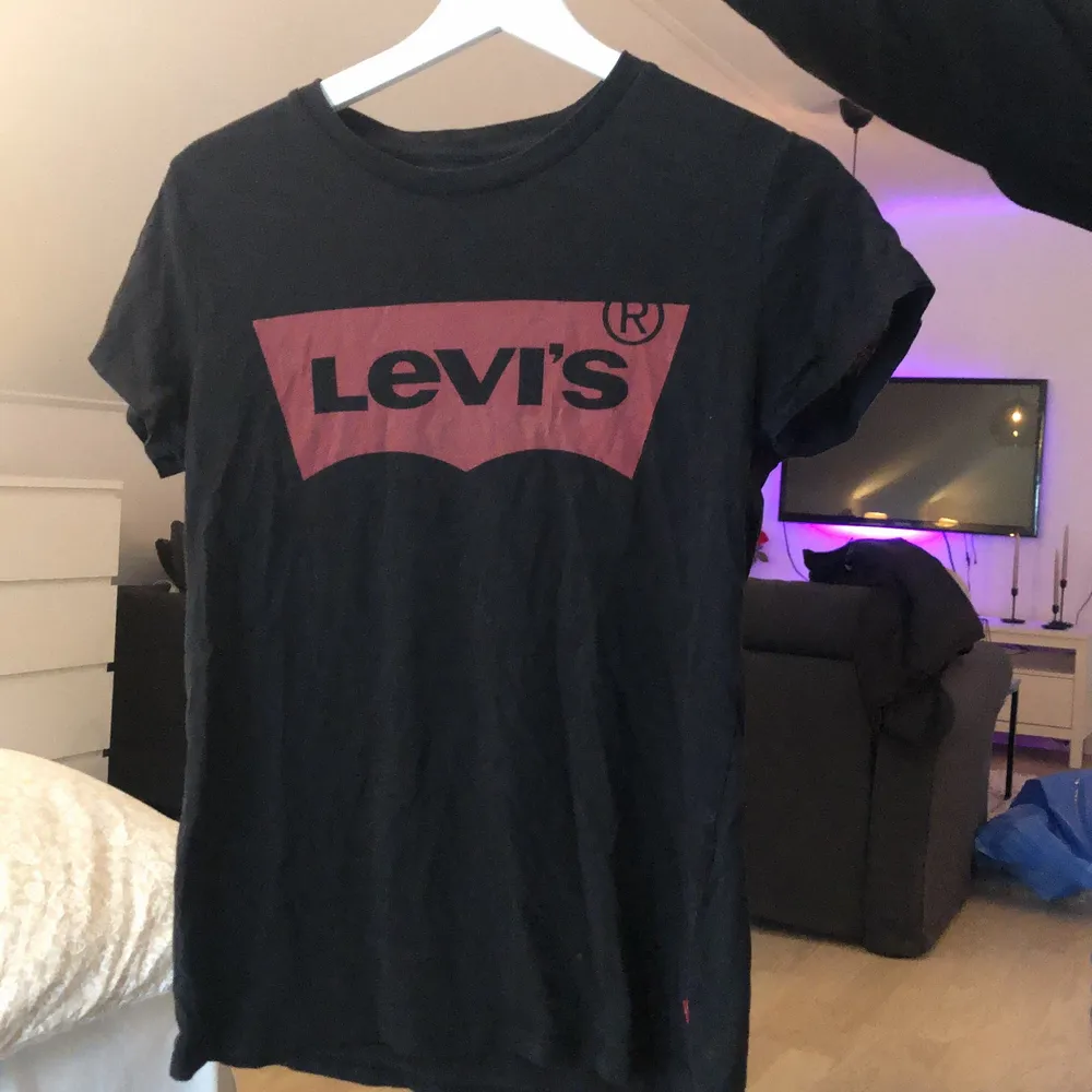 en aldrig använd Levis t-shirt 💕. Toppar.