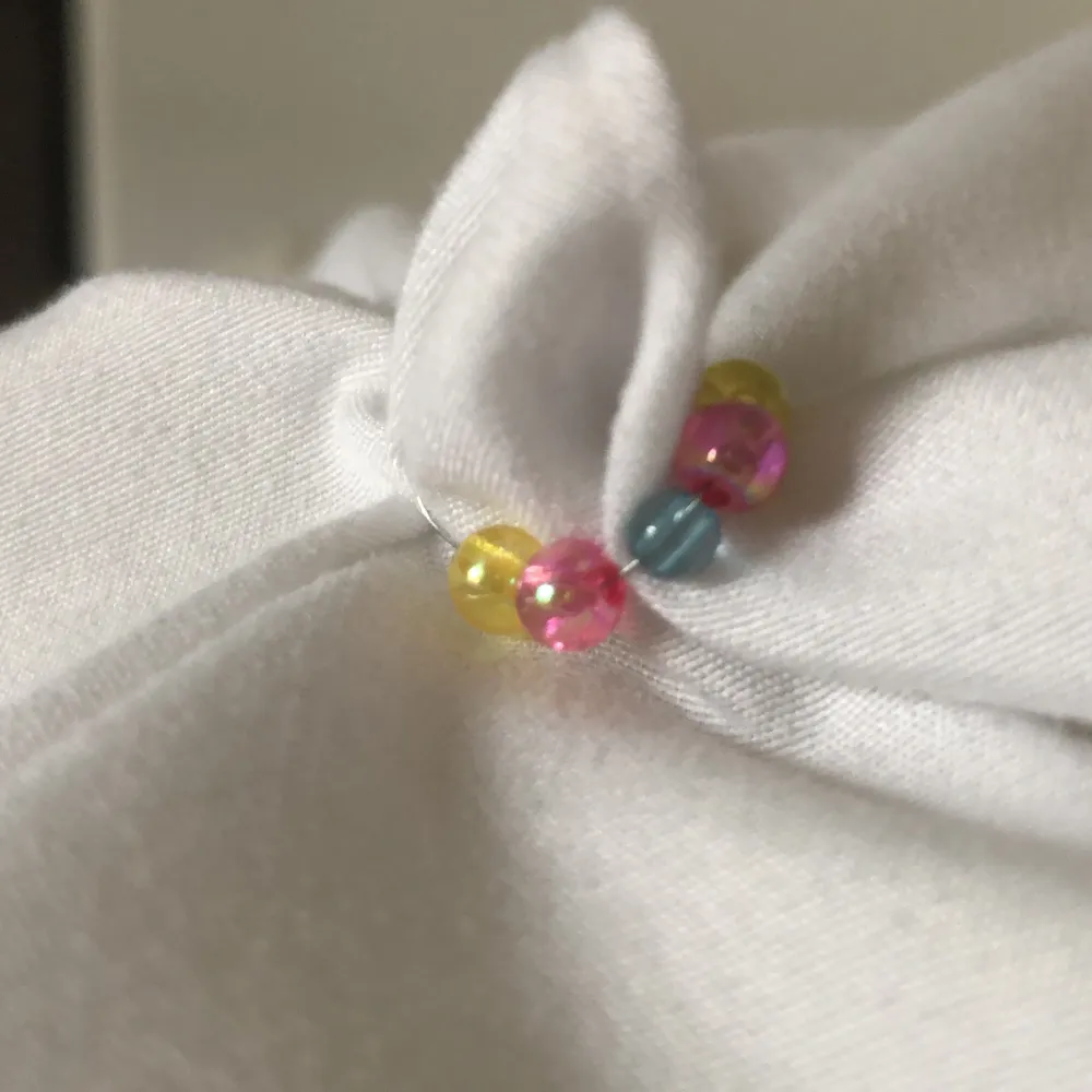 Den har en rosa gul och blå pärla ni kommer få en gåva med på varje ring 💍 . Accessoarer.