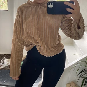 Ljusbrun/beige tröja från Chiquelle - Väldigt skön sweatshirt från Chiquelle, säljer pågrund av att den inte kommit till användning på ett tag. Är i storlek S men passar troligtvis även XS eller M.