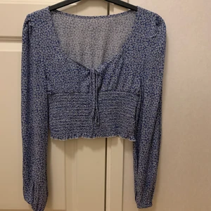 Sommar top  - Jätte gulligt sommar plagg ifrån SHEIN. säljs på grund av att det är för litet