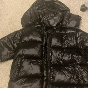 Bikbok vinterjacka - Vinterjacka från bikbok som är för stor vilket gjort att jag aldrig använt den så den är som helt ny, hör av er om det finns frågor!