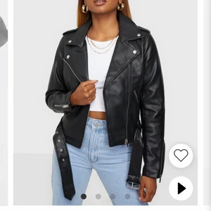 Skinnjacka från Zara🖤✨ - Säljer denna snygga skinnjacka från Zara som är i Strl S🖤✨ Den är i nyttskick och använd typ 3-2 ggr🖤✨