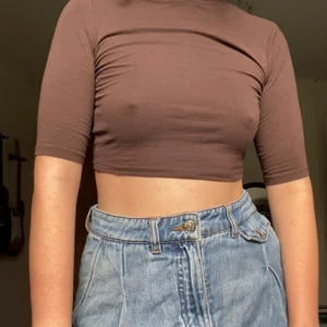 Croptop - Säljer denna superfina croptop från Monki då den används alldeles för lite! Snygg, höstig färg & skitsnygg till vardags såväl till fest. Endast använd en gång och i toppskick! 