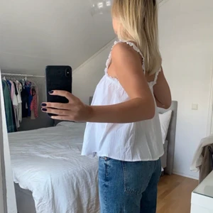 Vitt linne - Säljer detta super snygga linne från asos i storleken S i bra skicka. Säljer då den ej kommer till användning!