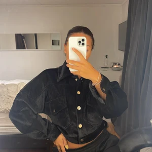 Jacka - Fin croppad manchester jacka🤎 Den är köpt från UK och säljs ej längre!! Jätteskönt material med ballong armar🤍