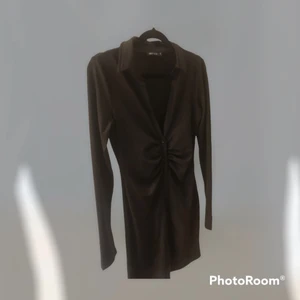 Nelly collar dress - Populär och slutsåld klänning från Nelly med slits på armarna. Helt ny och oanvänd. Säljer pga fel storlek. Sitter väldigt fint o framhäver alla kurvor. 