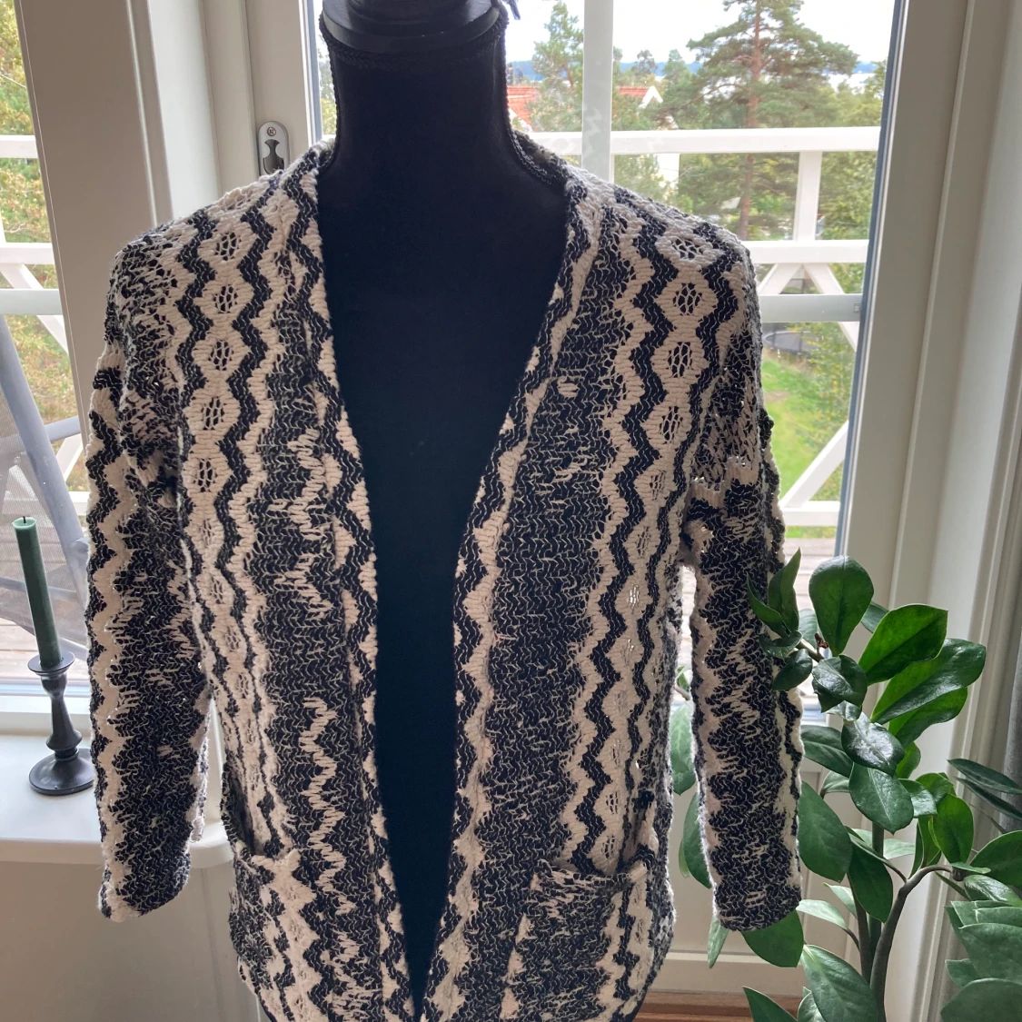 Svart vit stickad kofta