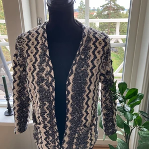 Svart vit stickad kofta - En oandvänd kofta i bra skick. 