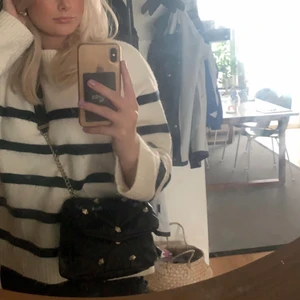 randig tröja - super snygg stickad randig tröja! storlek xs men är oversized!