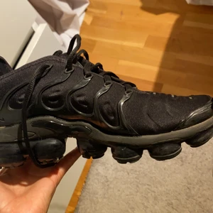 Air Vapormax plus skor - Jag säljer mina vapormax skor i storlek 38,5/ Us 6. Passar båda tjejer och killar