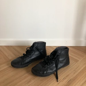 Svarta Converse-liknande skor - Använt skick. Säljer pga för små för mig 