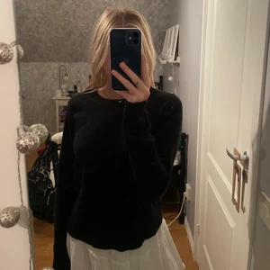 Stickad tröja - Säljer en svart stickad tröja från HM 💞 Väldigt mysig och i bra skick! Köparen står för frakt📦 Skriv privat till mig om du har några frågor💞