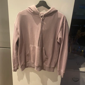 Hoddie  - En lilla hoddie från hm, knappt använd i bra sick, skriv fler bilder 
