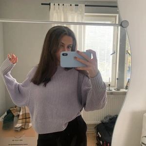 Lila stickad  - Stickad lila tröja från Monki. Har jätteskön tjock krage och lång mudd i ärmarna. Jag ör 162cm för referens. 