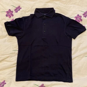 Uniqlo piké i ✨midnight black ✨ - Råka slå huvudet i en vägg när jag köpte den här eftersom den är aaaaalldeles för liten för mig! Snygg pikétröja men ack så liten för mig, hade dock velat ha en större men nu får jag skicka denna piké vidare!