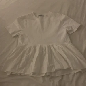 Vit zara tröja peplum  - Säljer denna fina peplum zara tröjan då den aldrig kommer till användning längre🥰Super bra skick, inga tecken på smuts elr något liknande❤️