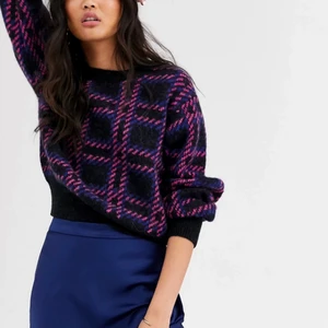 & othef stories tröja - Jättefin tröja från & Other stories som tyvärr inte kommit till användning, tröjan ör lite kortare i modellen❤️ Kan görna skicka fler bilder om man vill, köparen står för frakten💓 Storlek XS men passar typ allt