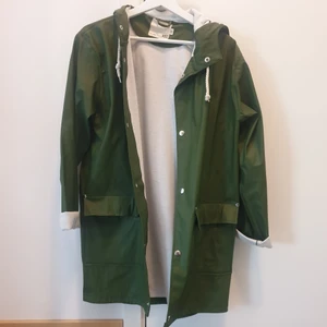 Regnjacka - Stilren regnjacka storlek XS men fungerar upp till M mycket väl. Knappt använd så väldigt bra skick! 