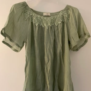 Topp - Supersöt topp från Isay köpt på Sellpy. Lite genomskinlig. Aldrig använd, skriv om du är intresserad💗